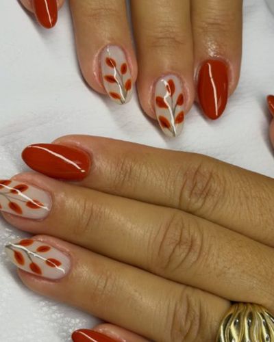 Uñas de otoño naranja con hojas pintadas a mano